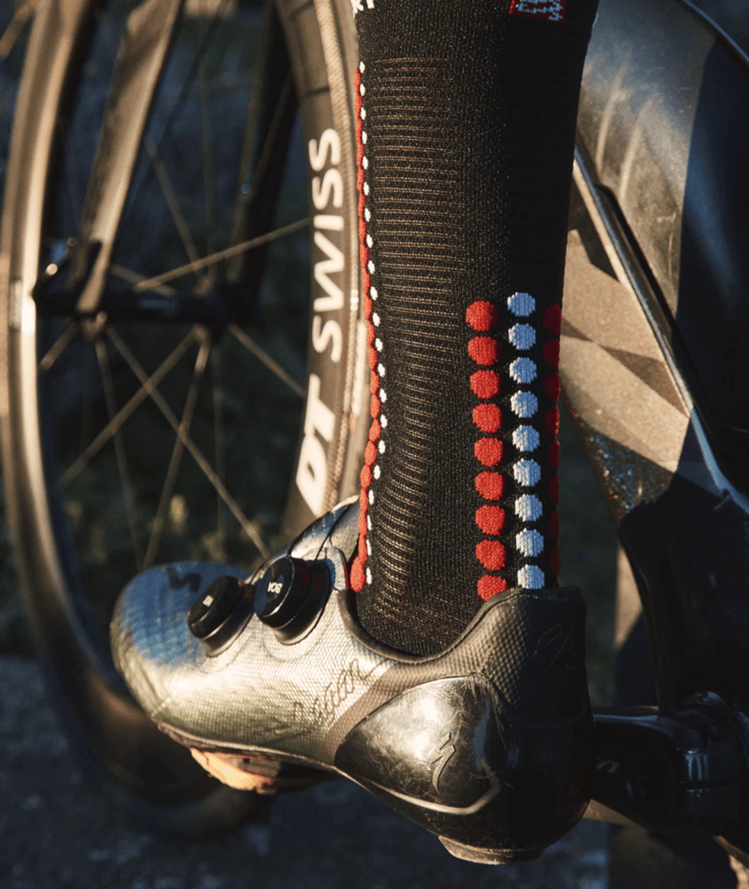 Compressport - Pro Racing Socks V4.0 Bike - Unisex - Black/Red 3 Compressport - Pro Racing Socks V4.0 Bike - Unisex - Black/Red - Image 3